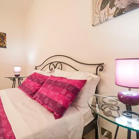 White Rose Apartment *
