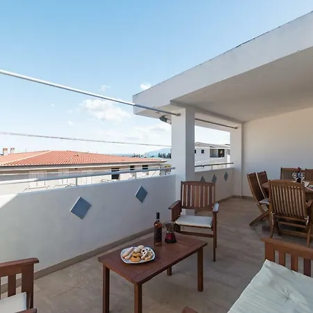 White Rose Apartment *